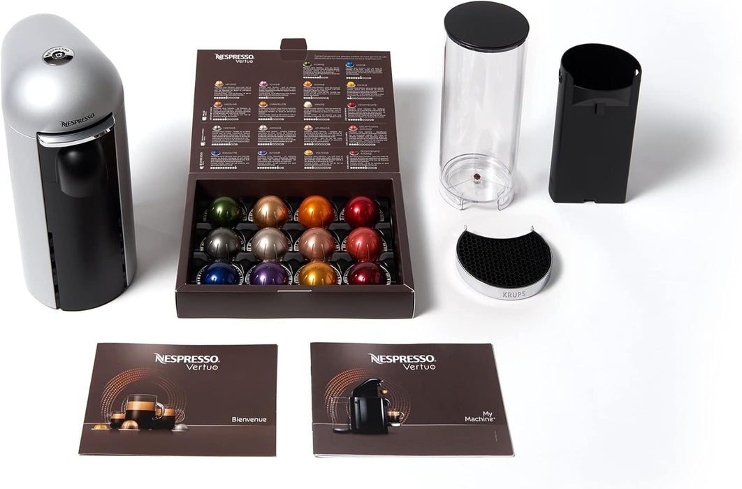 Cafetera Nespresso VertuoPlus de Krups, color Plata. Una máquina de café de cápsulas con apertura eléctrica, depósito de 1,7L y tecnología para 5 tamaños de taza. Nespresso - presentacion