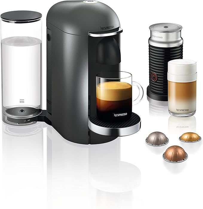 Cafetera Nespresso VertuoPlus de Krups, color Titanio. Una máquina de café de cápsulas de lujo con apertura eléctrica, depósito móvil y tecnología para 5 tamaños de taza. Nespresso - frontal