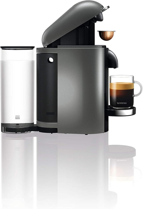 Cafetera Nespresso VertuoPlus de Krups, color Titanio. Una máquina de café de cápsulas de lujo con apertura eléctrica, depósito móvil y tecnología para 5 tamaños de taza. Nespresso - ingredientes