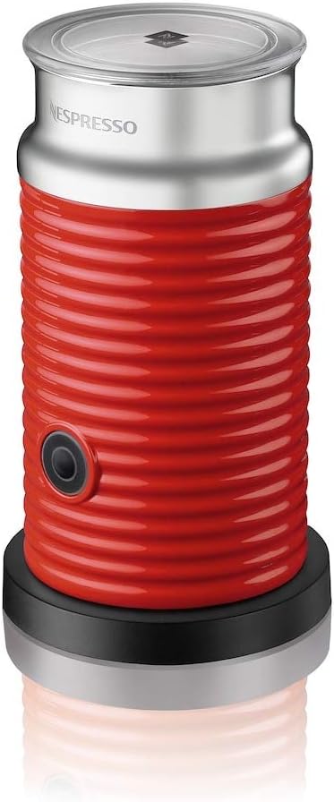 Nespresso Aeroccino 3, el espumador de leche automático en un vibrante color rojo, ideal para crear espuma cremosa fría o caliente, y para calentar leche de forma rápida. Nespresso - frontal