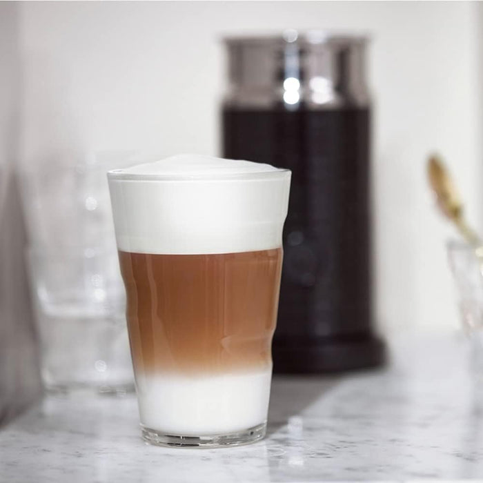 Nespresso Aeroccino 3, Espumador de Leche, Negro. Crea una espuma de leche perfecta, caliente o fría, para tus cappuccinos y lattes con solo pulsar un botón. Rápido, silencioso y fácil de limpiar. Nespresso - lateral