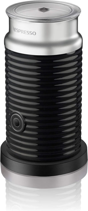 Nespresso Aeroccino 3, Espumador de Leche, Negro. Crea una espuma de leche perfecta, caliente o fría, para tus cappuccinos y lattes con solo pulsar un botón. Rápido, silencioso y fácil de limpiar. Nespresso - frontal