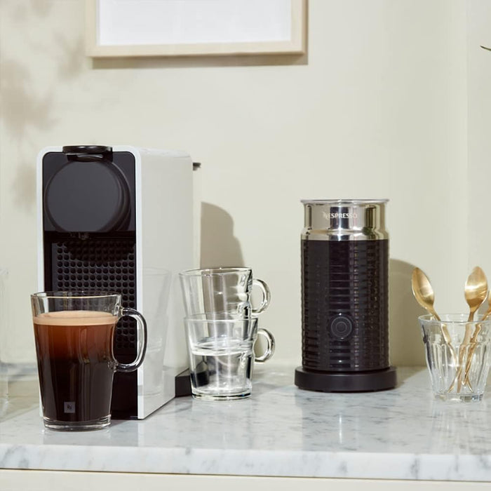 Nespresso Aeroccino 3, Espumador de Leche, Negro. Crea una espuma de leche perfecta, caliente o fría, para tus cappuccinos y lattes con solo pulsar un botón. Rápido, silencioso y fácil de limpiar. Nespresso - zoom