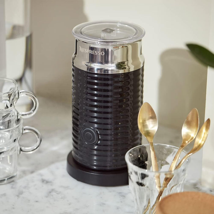 Nespresso Aeroccino 3, Espumador de Leche, Negro. Crea una espuma de leche perfecta, caliente o fría, para tus cappuccinos y lattes con solo pulsar un botón. Rápido, silencioso y fácil de limpiar. Nespresso - presentacion