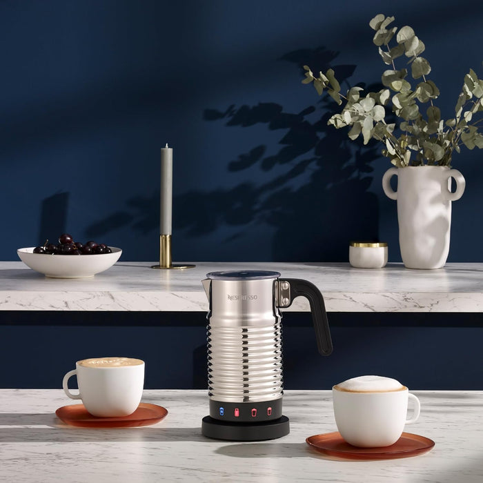 Nespresso Aeroccino 4, el espumador de leche eléctrico de última generación en color plata, con 4 funciones para espuma fría y caliente, y apto para limpieza en lavavajillas. Nespresso - lateral
