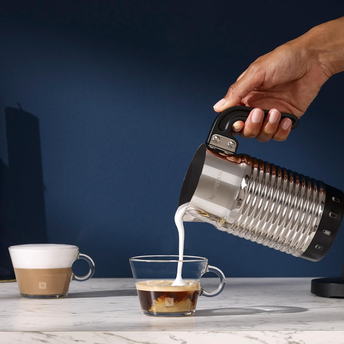 Nespresso Aeroccino 4, el espumador de leche eléctrico de última generación en color plata, con 4 funciones para espuma fría y caliente, y apto para limpieza en lavavajillas. Nespresso - uso