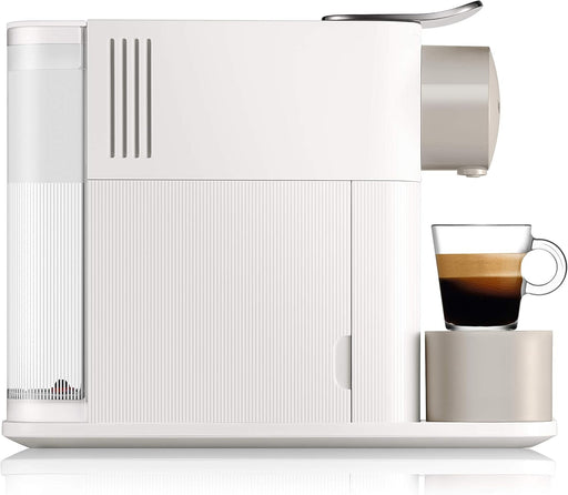 Nespresso De'Longhi Lattissima One, Blanca. La cafetera de cápsulas compacta y elegante para preparar cappuccinos y lattes perfectos con un innovador sistema de leche sin desperdicio. Nespresso - pack