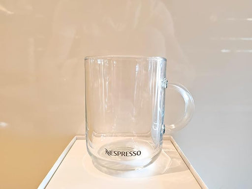 Taza de Café Grande Nespresso Vertuo (390 ml). Un elegante vaso de cristal templado con un diseño de líneas curvas, perfecto para disfrutar de los cafés largos del sistema Vertuo. Nespresso - frontal