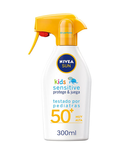 NIVEA SUN Kids Sensitive Protege & Juega Spray Solar FP50+ (300ml): Muy alta protección para la piel sensible de los niños, extra resistente al agua y en formato pistola. Nivea - frontal