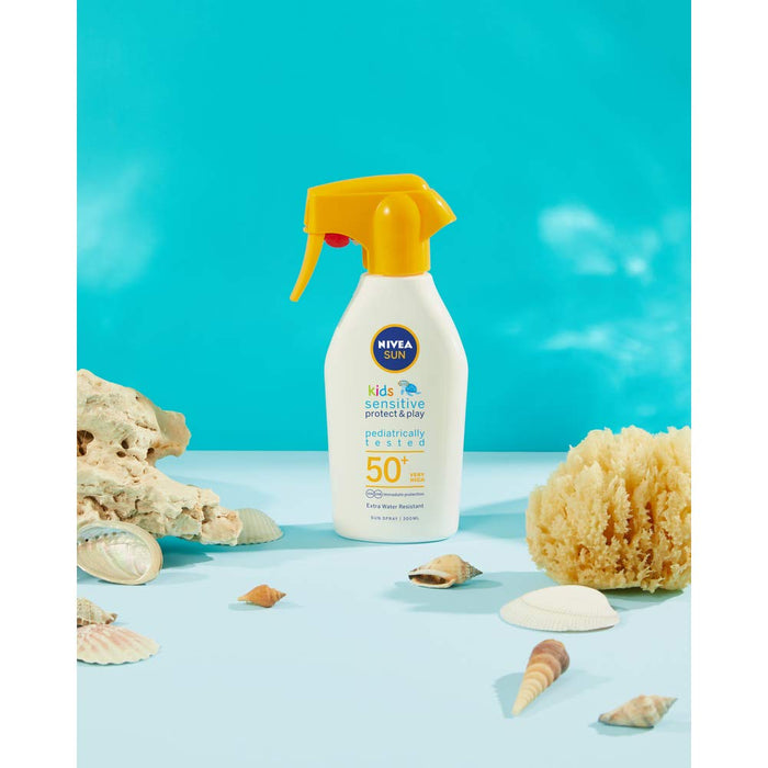NIVEA SUN Kids Sensitive Protege & Juega Spray Solar FP50+ (300ml): Muy alta protección para la piel sensible de los niños, extra resistente al agua y en formato pistola. Nivea - presentacion