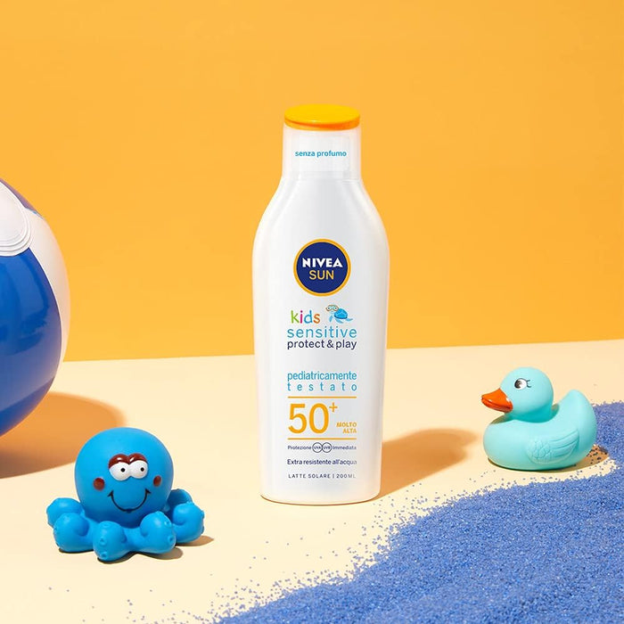 NIVEA SUN Leche Solar Niños Sensitive Protect & Play FP 50+, 200 ml. Crema para pieles sensibles y bebés +6 meses, con manzanilla orgánica y extra resistente al agua. Nivea - extra