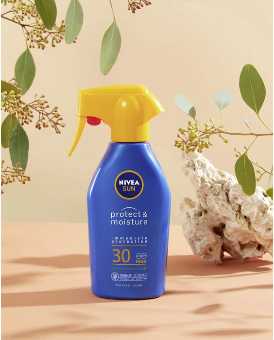 NIVEA SUN Protege & Hidrata Spray Solar FP30 (300ml): Alta protección UVA/UVB en un formato pistola que hidrata la piel 24h y es respetuoso con los océanos. Nivea - zoom