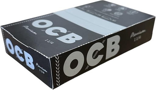 OCB Premium 1 1/4, Pack de 25 Librillos de Papel de Fumar. El papel de liar negro más icónico en un formato práctico, con 50 hojas ultrafinas por librillo para una combustión lenta. Ocb - frontal