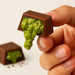 32 Delicias de Chocolate Dubai Gourmet, 500g. Bombones de lujo con pistacho y kadayif crujiente, presentados en una elegante caja de regalo con letras doradas. Premium Moments - extra
