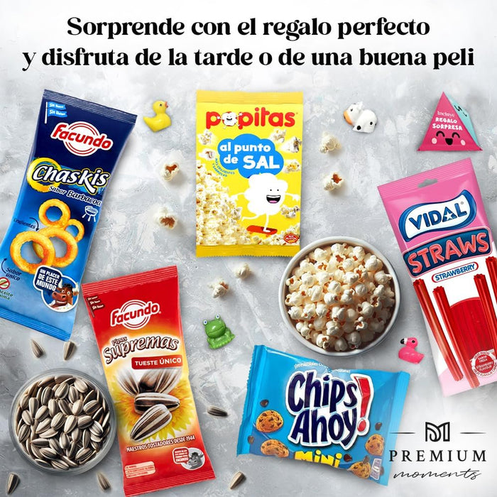 Premium Moments Caja de Snacks para Tardeo y Noche de Película. Un pack sorpresa personalizable con palomitas, pipas, Chaskis, Chips Ahoy, regalices y un amuleto coleccionable. Premium Moments - ingredientes