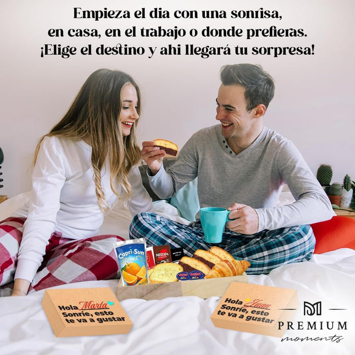 Premium Moments Desayuno Sorpresa a Domicilio Mediterráneo. Una caja regalo personalizable con croissant, tostadas, zumo y café, ideal para cumpleaños y ocasiones especiales. Premium Moments - presentacion