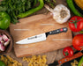 Quttin Cuchillo Cocinero Profesional Sybarite, Hoja de 25 cm. Forjado en acero inoxidable con Molibdeno Vanadio y mango ergonómico de POM con remaches. Quttin - presentacion