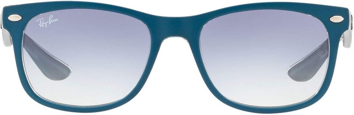 Gafas de Sol para Niño Ray-Ban Junior New Wayfarer RJ9052S 703419 48. Montura cuadrada de nailon en color negro y lentes degradadas en gris, con protección 100% UV. Estilo icónico. Ray-Ban - detalle