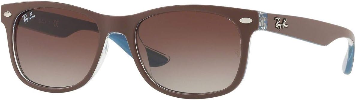 Gafas de Sol para Niño Ray-Ban Junior New Wayfarer RJ9052S 703419 48. Montura cuadrada de nailon en color negro y lentes degradadas en gris, con protección 100% UV. Estilo icónico. Ray-Ban - lateral