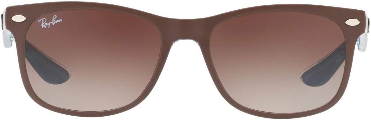 Gafas de Sol para Niño Ray-Ban Junior New Wayfarer RJ9052S 703419 48. Montura cuadrada de nailon en color negro y lentes degradadas en gris, con protección 100% UV. Estilo icónico. Ray-Ban - presentacion