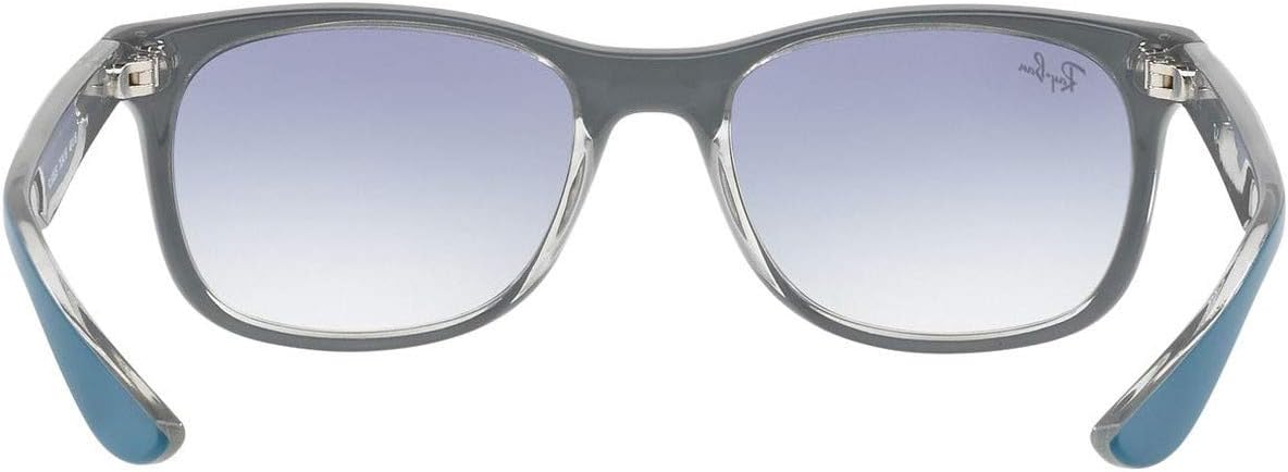 Gafas de Sol para Niño Ray-Ban Junior New Wayfarer RJ9052S 703419 48. Montura cuadrada de nailon en color negro y lentes degradadas en gris, con protección 100% UV. Estilo icónico. Ray-Ban - uso