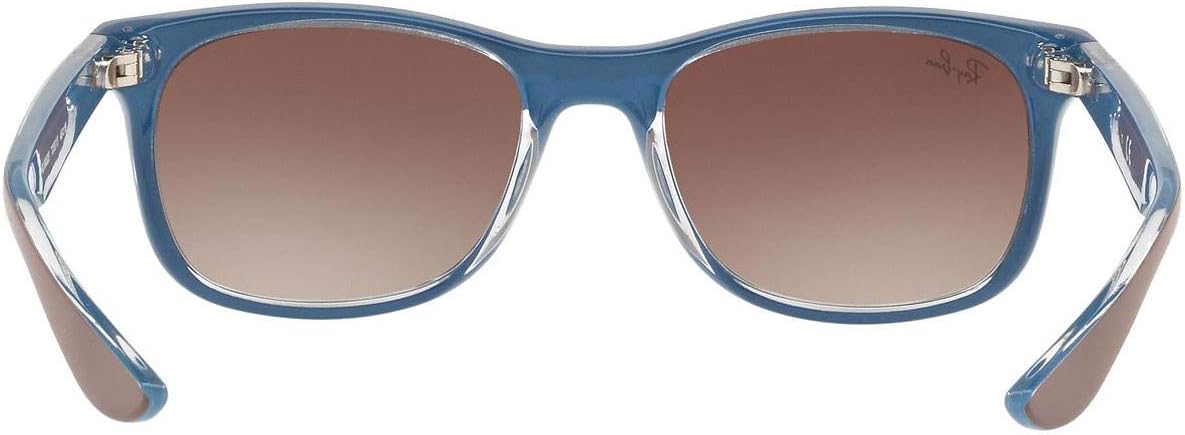Gafas de Sol para Niño Ray-Ban Junior New Wayfarer RJ9052S 703419 48. Montura cuadrada de nailon en color negro y lentes degradadas en gris, con protección 100% UV. Estilo icónico. Ray-Ban - zoom