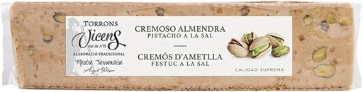 Torrons Vicens Turrón Cremoso de Almendra con Pistacho a la Sal (300g): Una tableta gourmet que combina la cremosidad de la almendra con el toque crujiente y salado del pistacho. Torrons Vicens - frontal