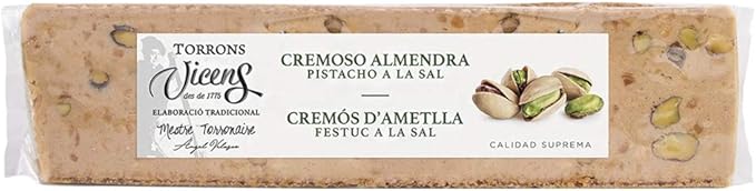 Torrons Vicens Turrón Cremoso de Almendra con Pistacho a la Sal (300g): Una tableta gourmet que combina la cremosidad de la almendra con el toque crujiente y salado del pistacho. Torrons Vicens - frontal