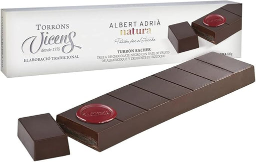 Torrons Vicens Turrón Sacher by Albert Adrià, 300g. Un turrón gourmet de alta pastelería con trufa de chocolate negro, pâte de fruit de albaricoque y crujiente de bizcocho. Torrons Vicens - frontal