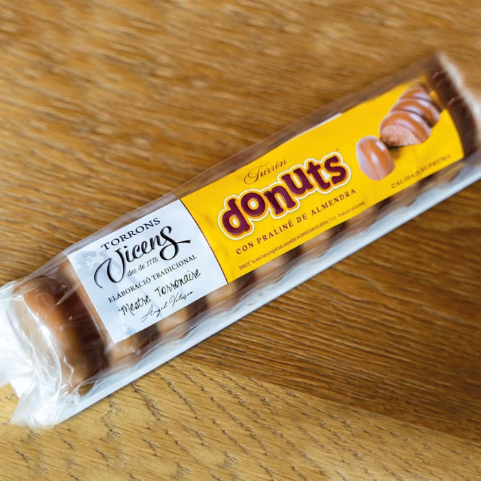 Turrón de Donuts Torrons Vicens, 300 grs. Innovador turrón con praliné de almendras y el auténtico sabor de los Donuts, elaborado por el maestro turronero Ángel Velasco. Torrons Vicens - ingredientes