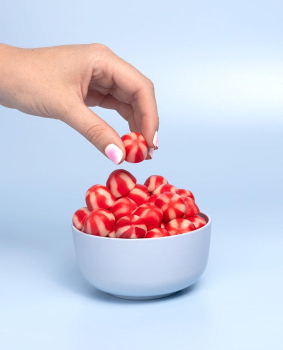 Vidal Caramelos de Goma Twist Fresa y Nata (Bolsa 1,5kg): Disfruta del clásico toffee masticable bicolor con un irresistible sabor a fresa y nata, en formato de 250 unidades. Vidal - uso